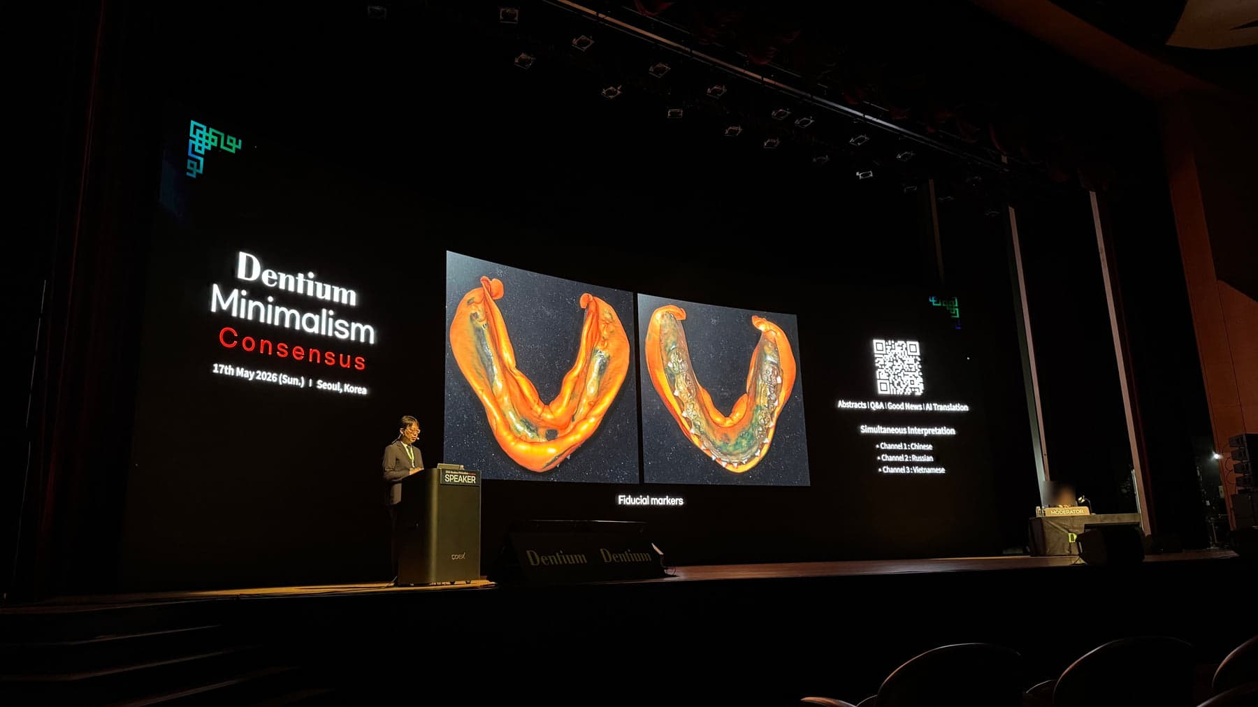Dentium Minimalism Consensus 강연장 무대와 발표 화면 전경
