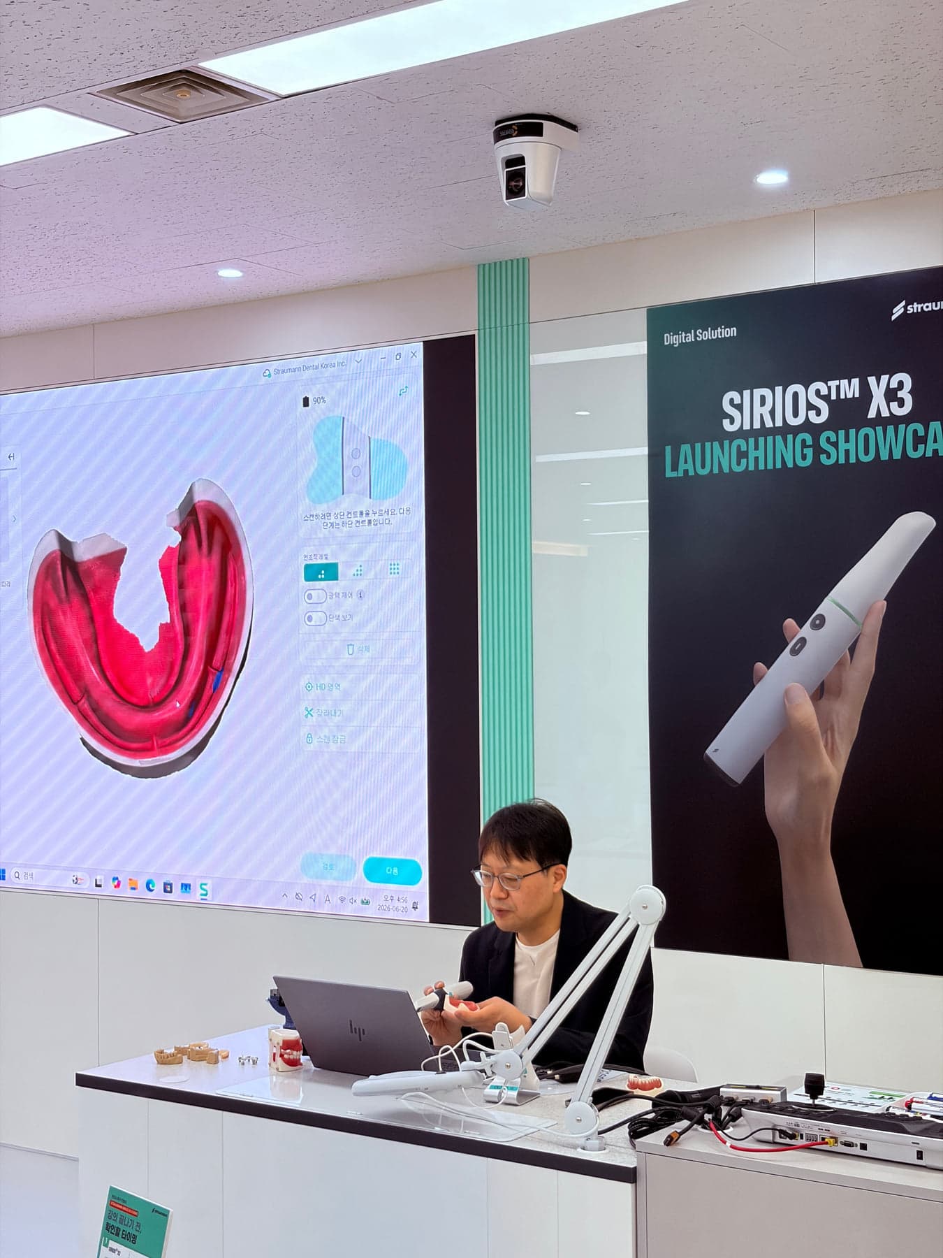 Straumann SIRIOS X3 Launching Showcase에서 구강스캐너로 모형을 스캔하며 시연하는 김하영 대표원장