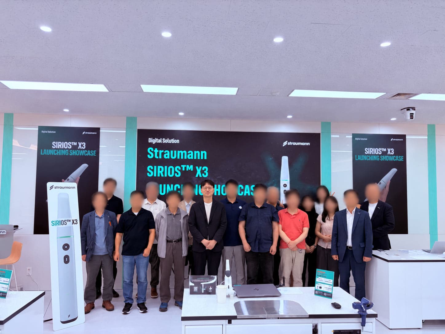 Straumann SIRIOS X3 Launching Showcase 참가자들과 함께한 단체사진 속 김하영 대표원장